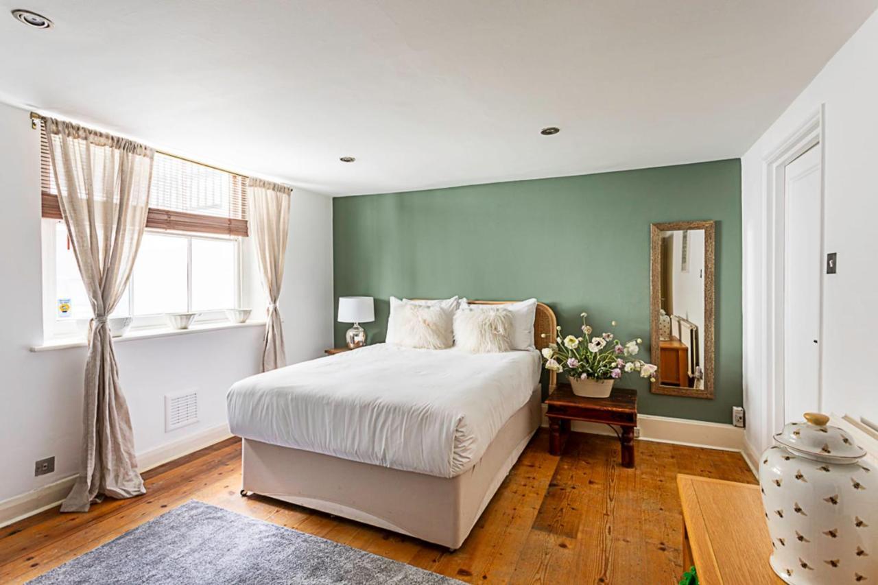 Style Three Bedroom House * Londra
