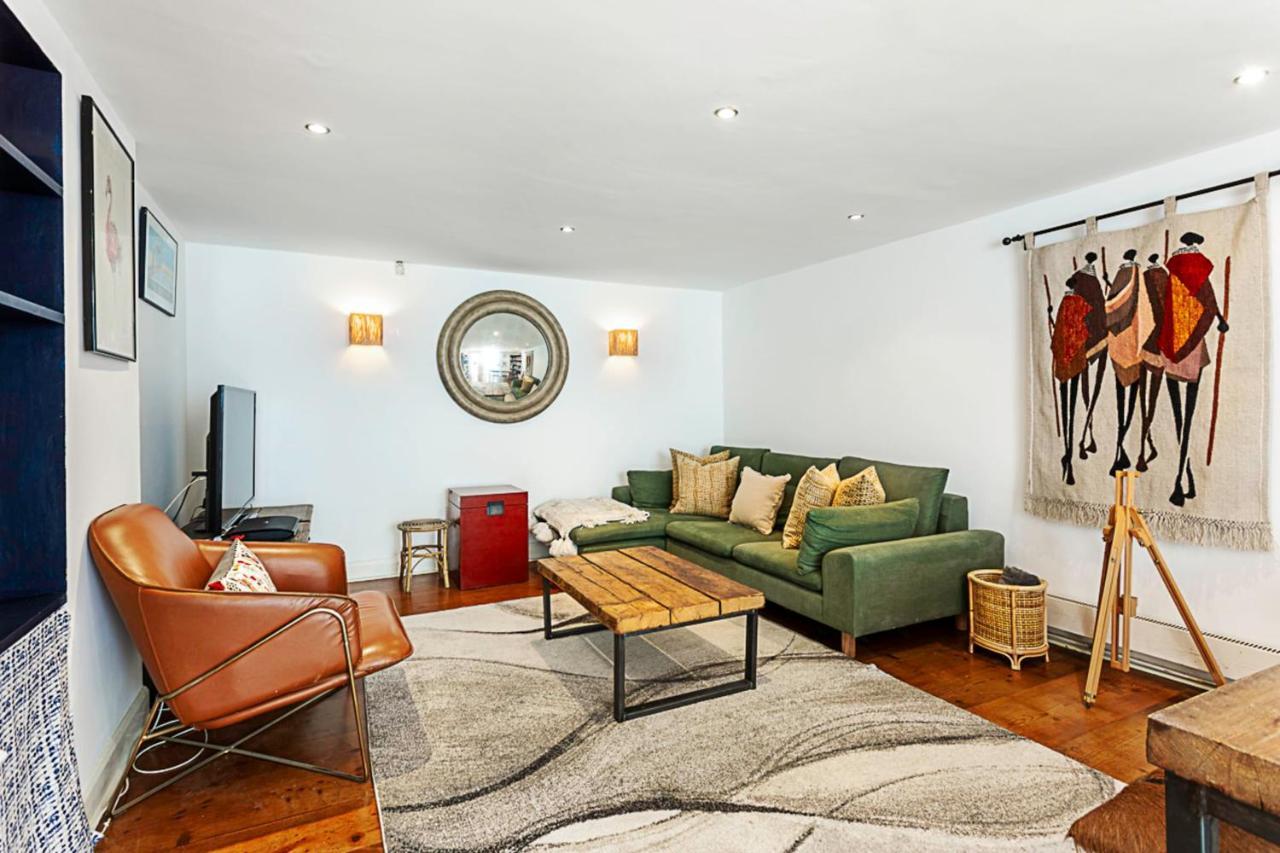 Style Three Bedroom House Londra