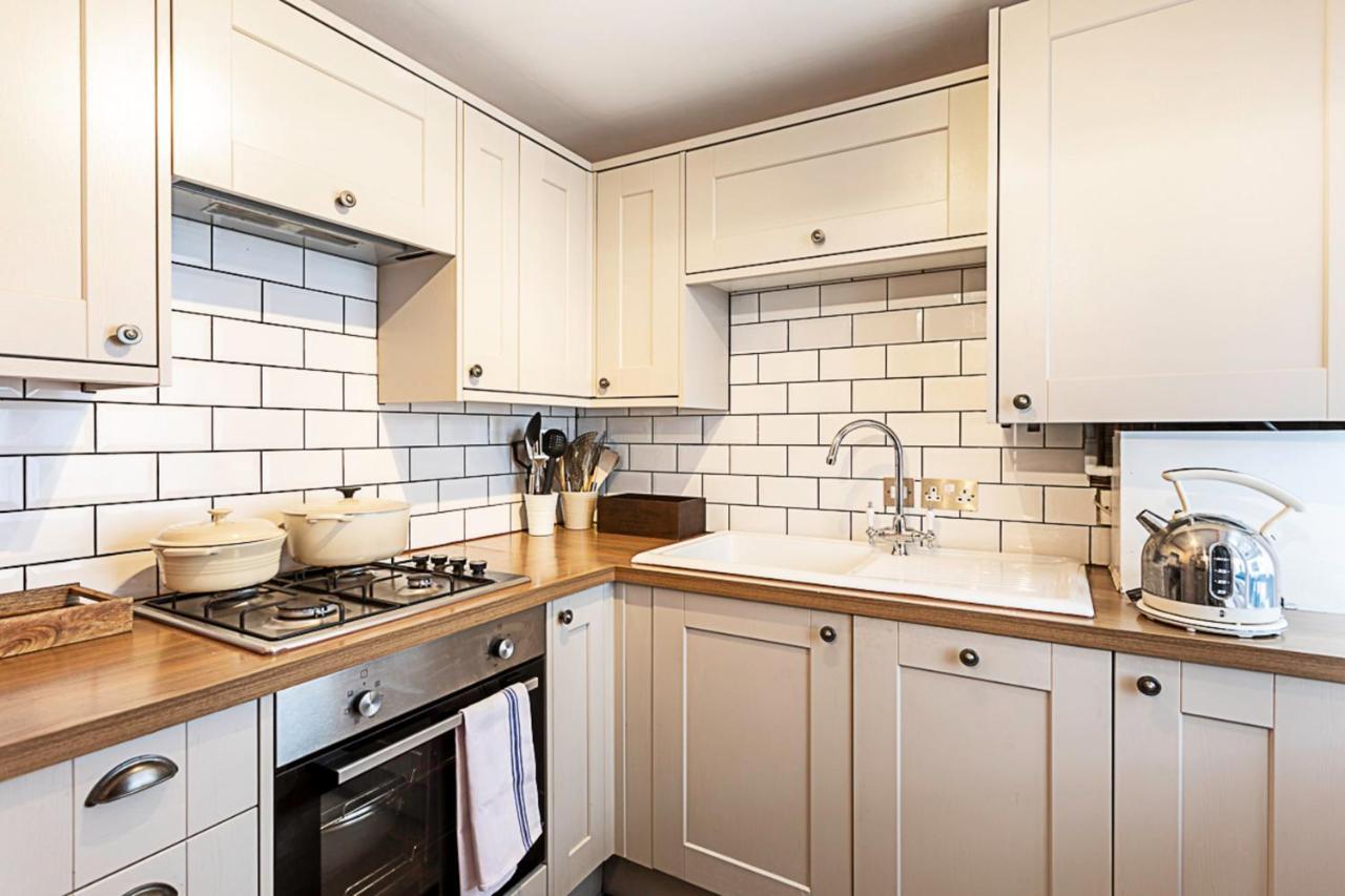 Style Three Bedroom House Londra