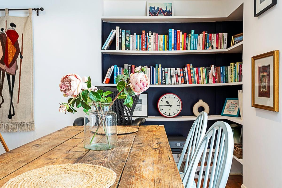 Style Three Bedroom House Londra