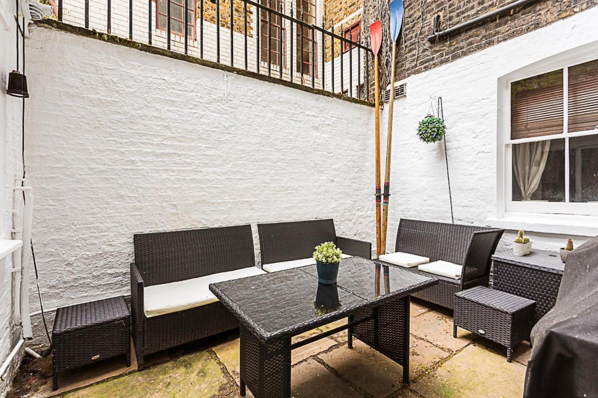 Style Three Bedroom House Londra